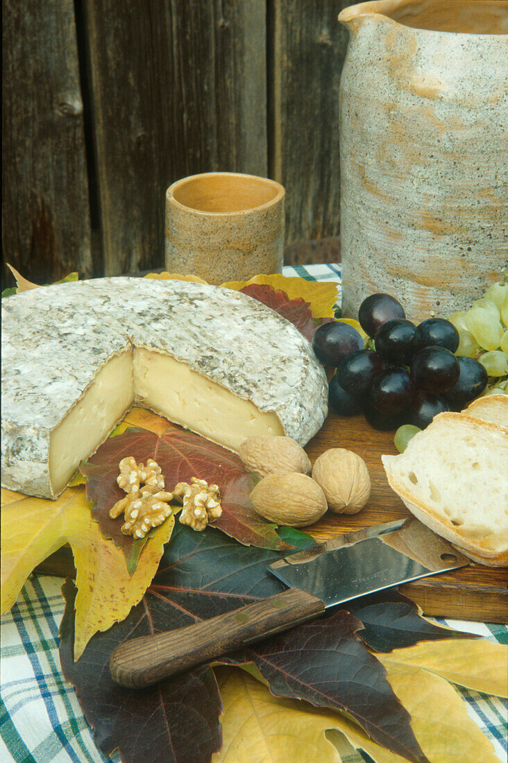 Käseplatte mit Ste. Nectaire, Auvergne, Frankreich