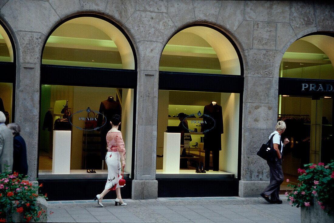 Shopping, Residenzstrasse, Muenchen, Bayern Deutschland