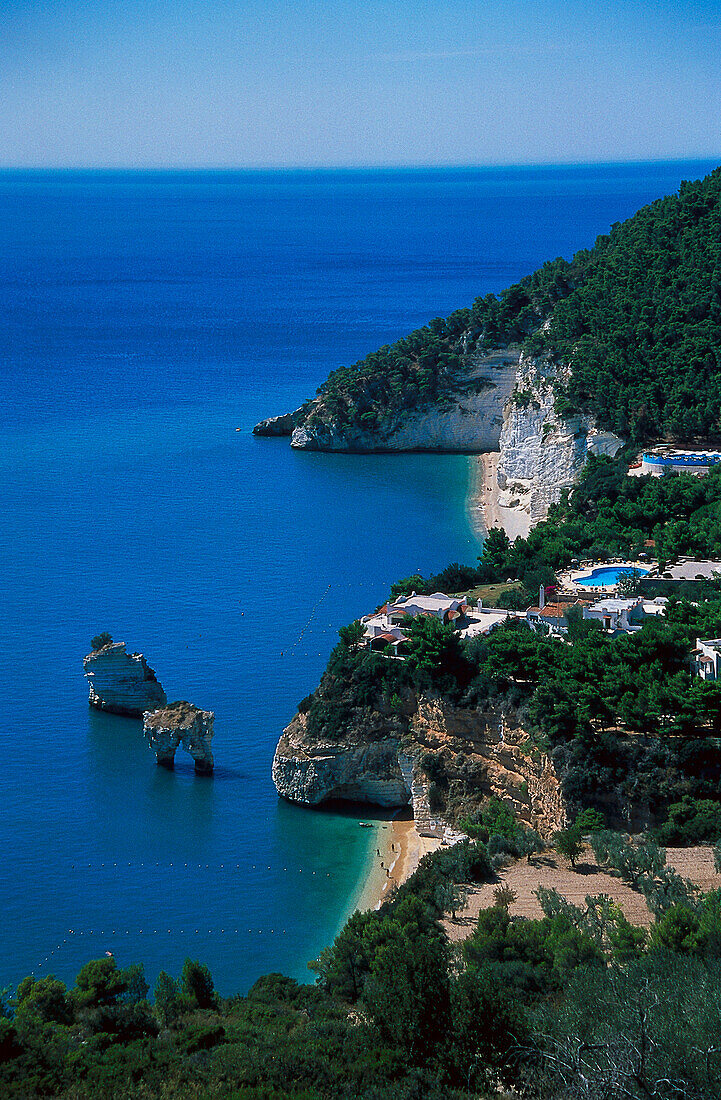 Blick auf Küstenlandschaft und Felsformation, Baia delle Zagare, Gargano, Provinz Foggia, Apulien, Italien, Europa