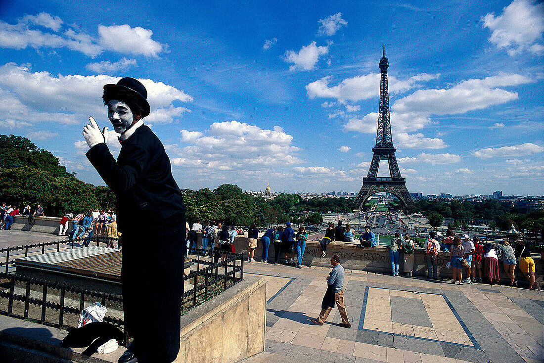 Clown am Trocadero vor dem Eiffelturm, Paris, Frankreich, Europa