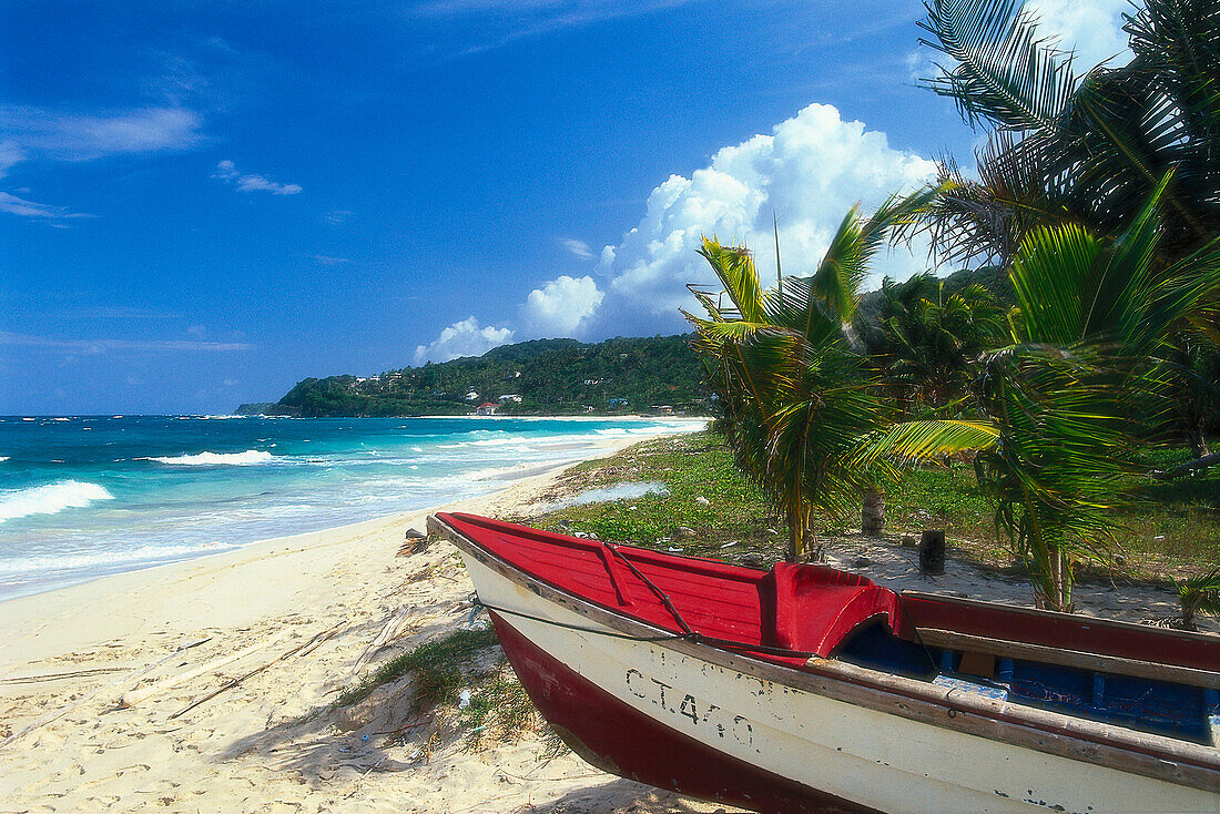 Boot am Strand im Sonnenlicht, Long Bay, Portland, Jamaika, Karibik, Amerika