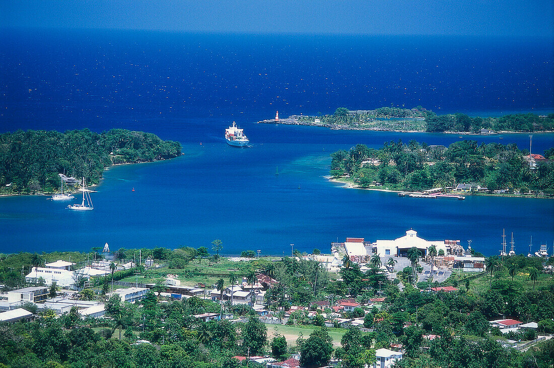 Blick auf Port Antonio und Navy, Island, Portland Jamaika, Karibik