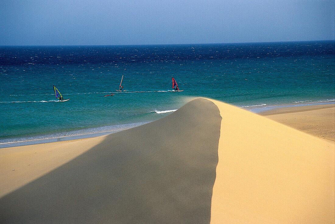 Sanddüne vor Windsurfern im Meer, Playa de Sotavento de Jandia, Fuerteventura, Kanarische Inseln, Spanien, Europa
