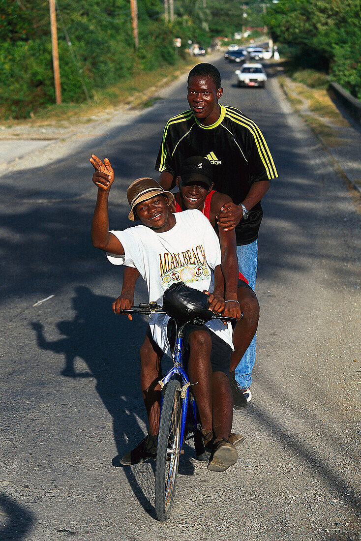 Radfahrer bei Port Antonio, Portland Jamaika, Karibik