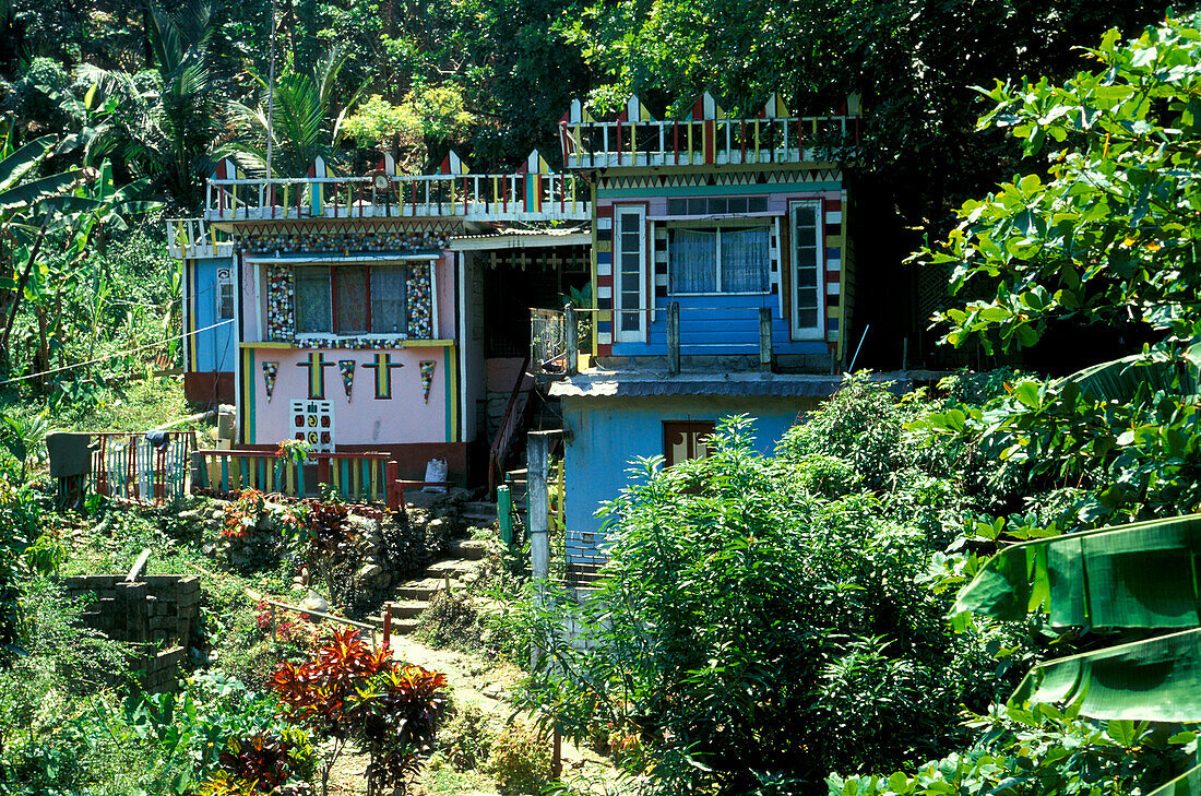 Buntes Rastafari Haus in einem Garten im Sonnenlicht, Portland, Jamaika, Karibik, Amerika