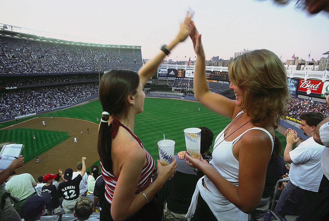 Besucherinnen beim Baseball, Yankee-Stadion, Bronx New York, USA