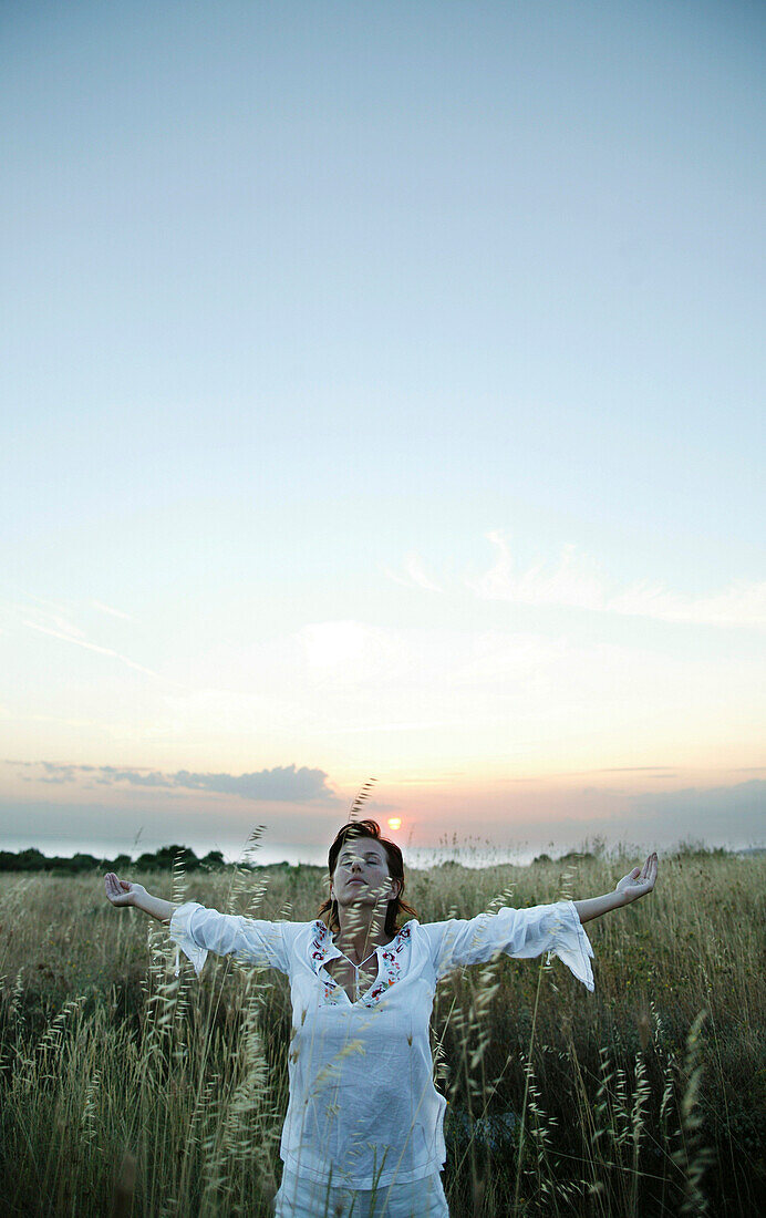 Girl in corn-field at sunset, Girl in corn-field at sunset, Young women in a corn-field at sunset, wellness people