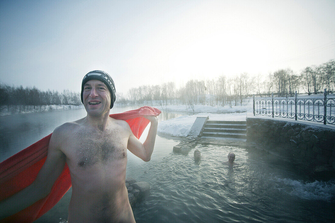Mann badet in Fluss im Winter, Omsk, Sibirien, Russland