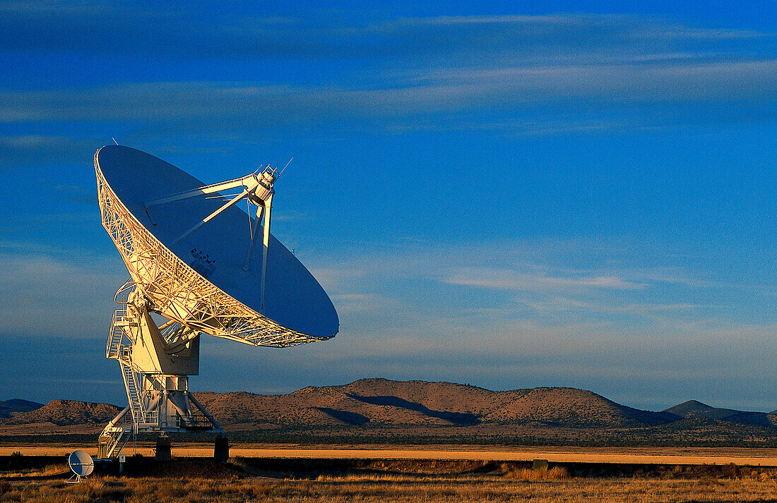 Radio telescope, satellite dish part of the radio astronomy observatory, Very Large Array, Plains of San Agustin, Socorro, New Mexico, USA