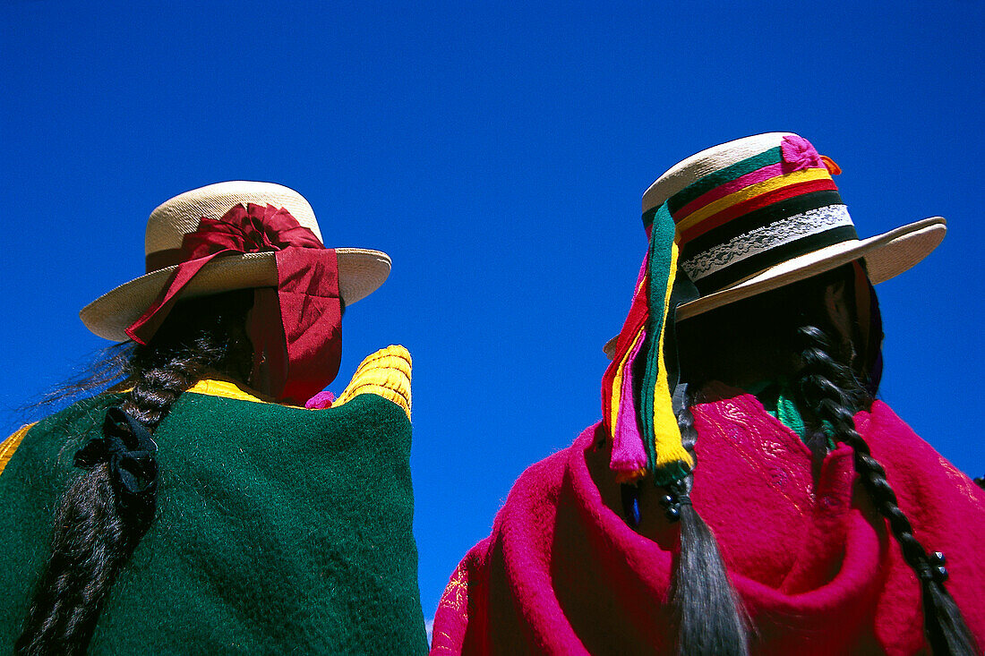 Local Indian women in traditional dress, Folklore, Peru, South America