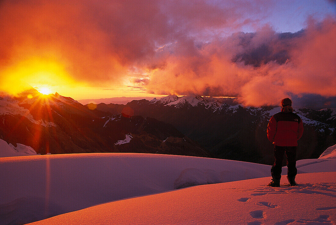 Mann betrachtet den Sonnenuntegang vom Hochlager, Alpamayo, Cordillera Blanca, Peru, Südamerika