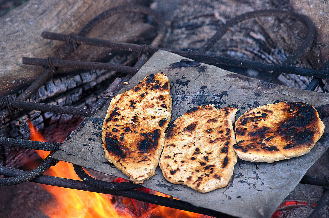 Fladenbrot backen, im Camp