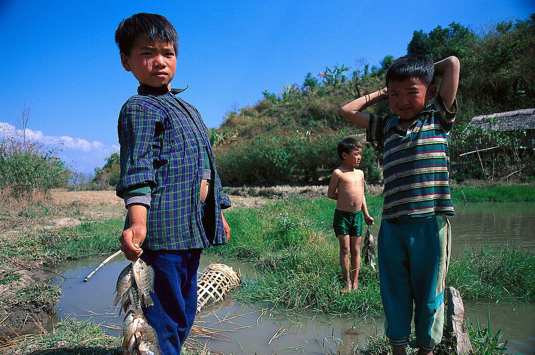 Kinder beim Fischen, Luang Prabang Laos