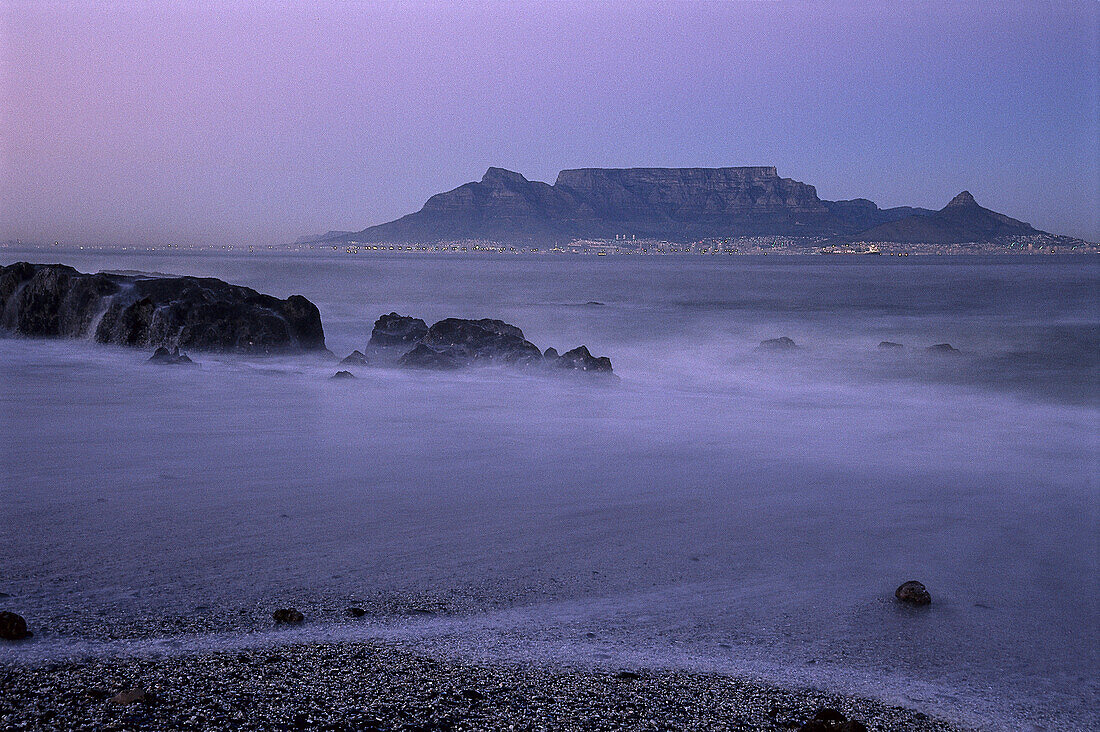 Meer und Tafelberg, Kapstadt, Südafrika