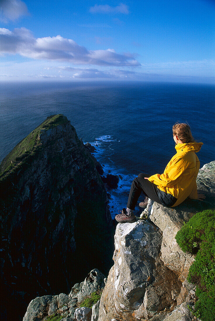 Frau genießt Aussicht, Cape Point, Südafrika