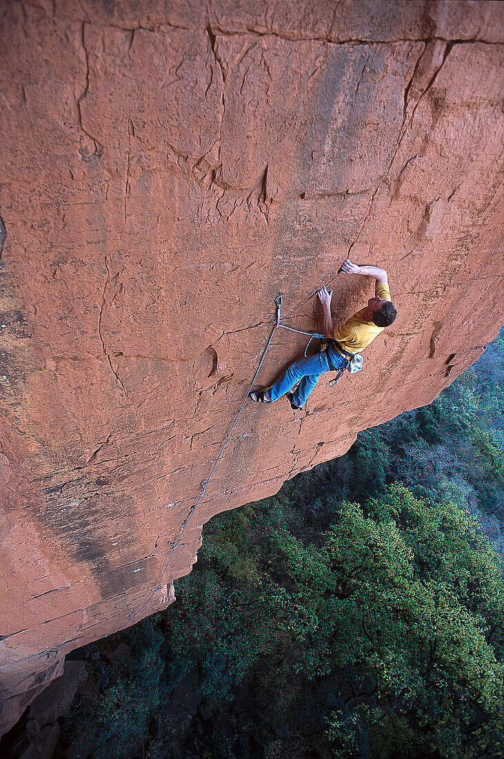 Mann in einer steilen Wand, Klettern, Sandstein, Waterval Boven, Südafrika