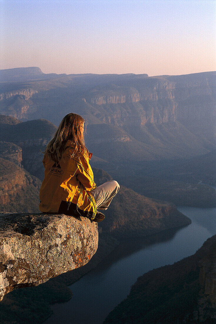 Frau betrachtet den Aussicht, Aussichtspunkt, Blyde River Canyon Nationalpark, Südafrika