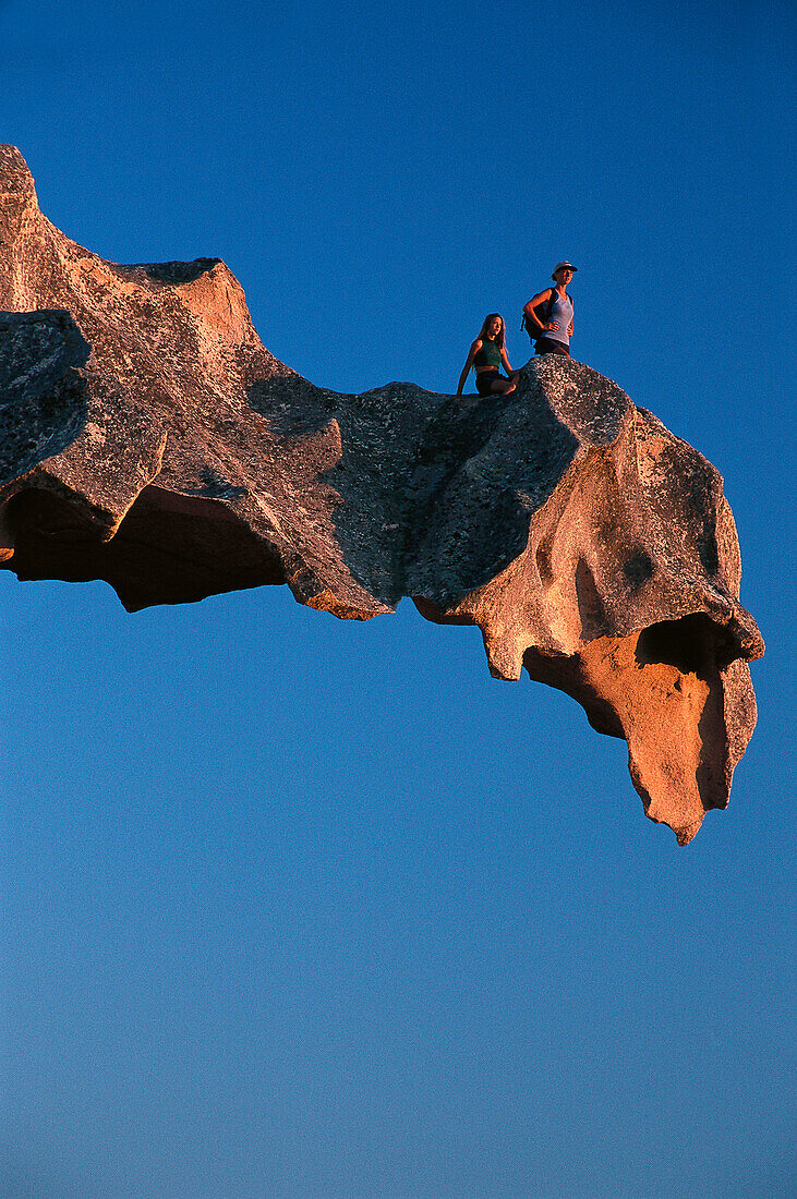 Zwei Wanderer bei Capo d´Orso, Baerenfelsen, Sardinien, Italien