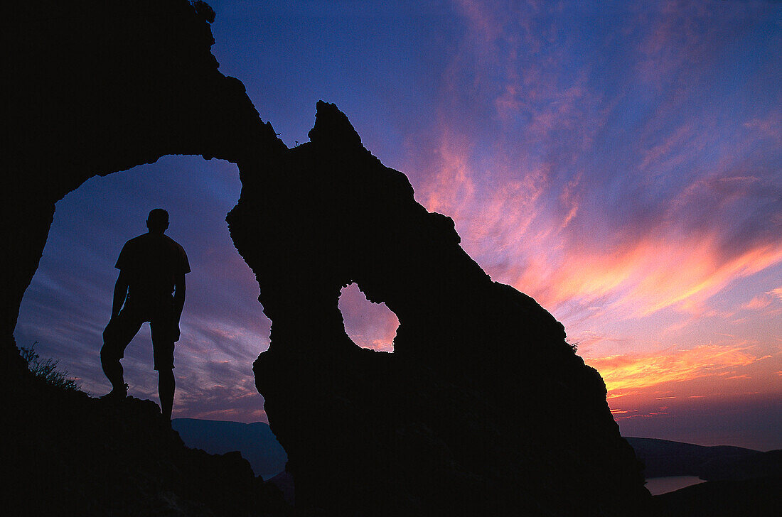 Silhoutte von einem Mann bei einer Felsformation, Kalymnos, Dodekanes, Griechenland
