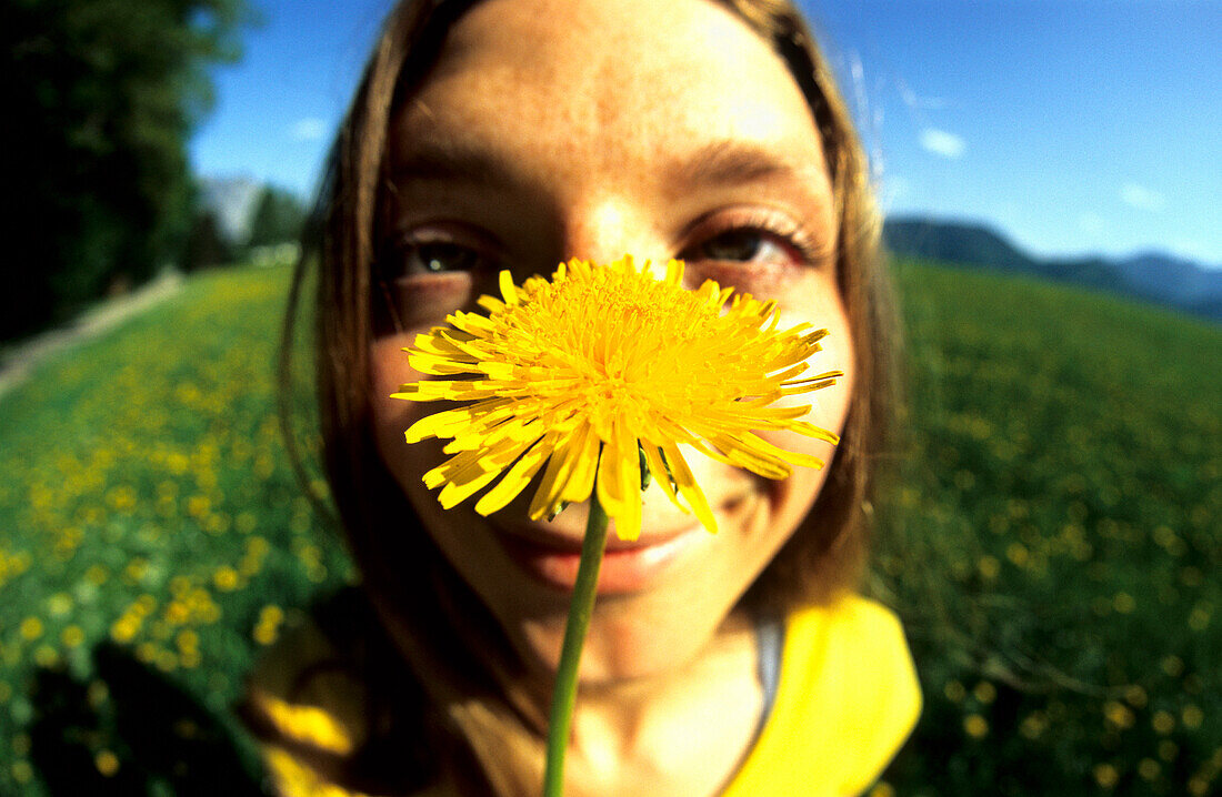 Nahaufnahme von einer Frau und einer Blume, Salzkammergut, Österreich