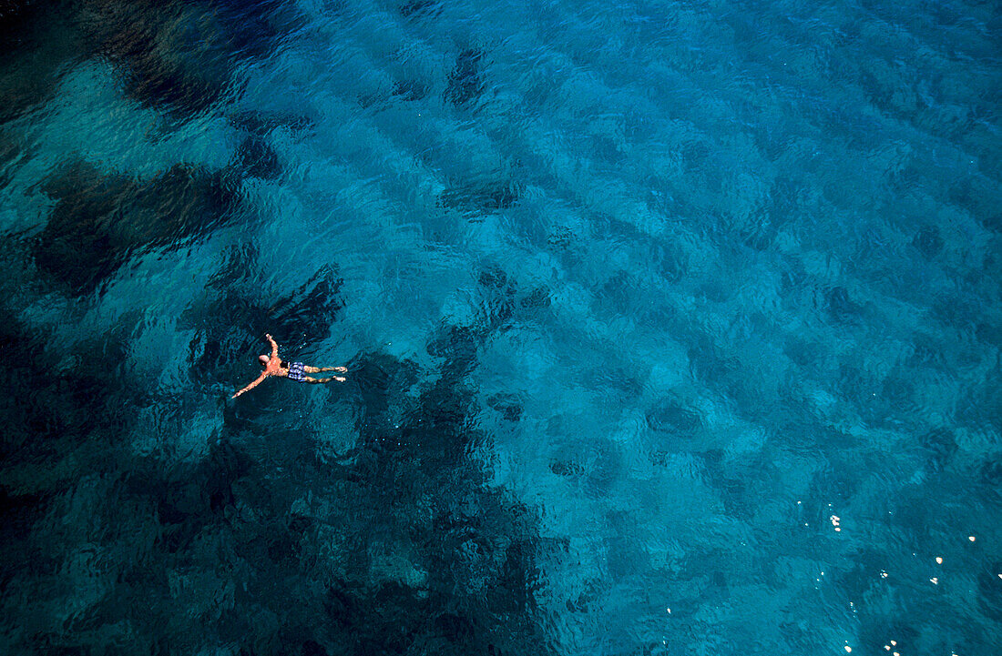 Mann schwimmt ins Meer, Mediterran, Mallorca, Balearen, Spanien