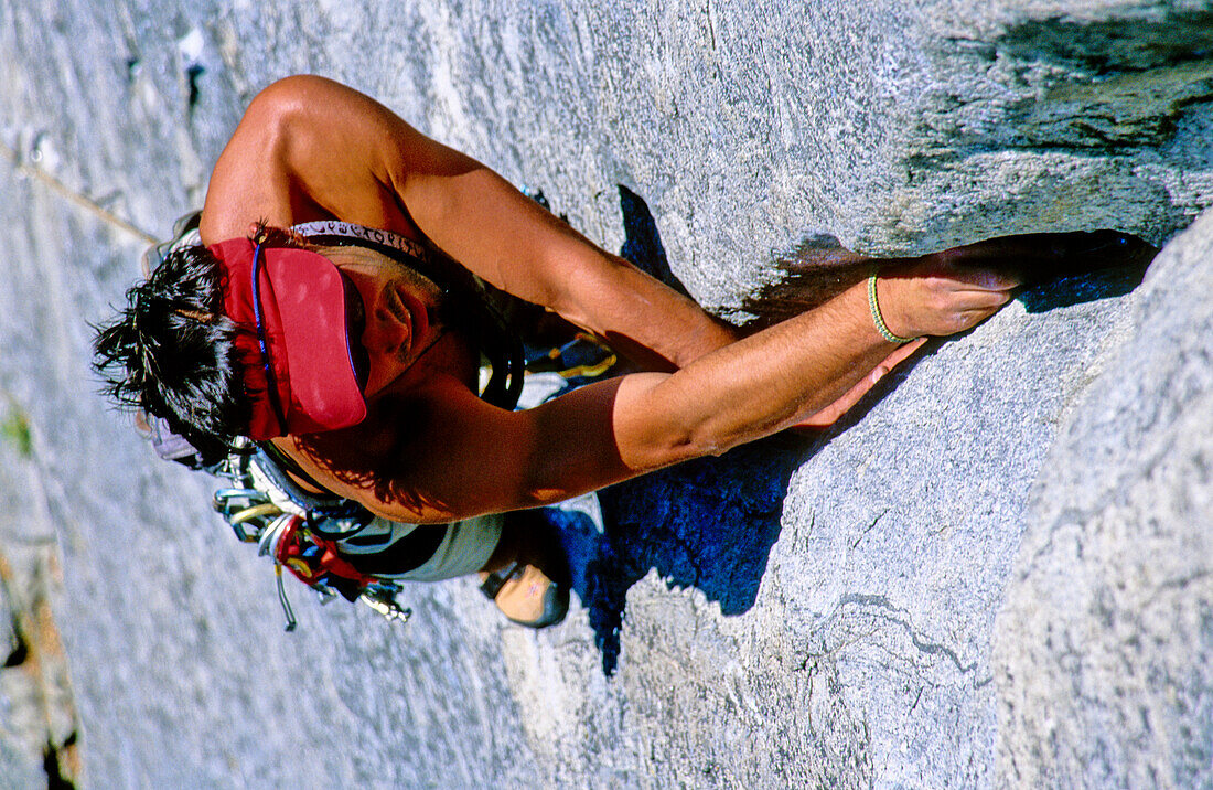 Christian Bogensberger klettert Nutcracker, Alpinklettern, Yosemite Valley, Kalifornien, USA