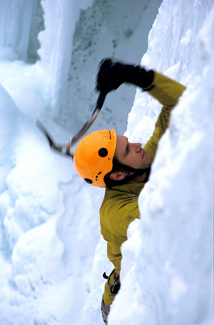 Roger Strong beim Eisklettern, Pilsner, Mixed Climbing, Golden Area, Banff National Park, Alberta, Kanada