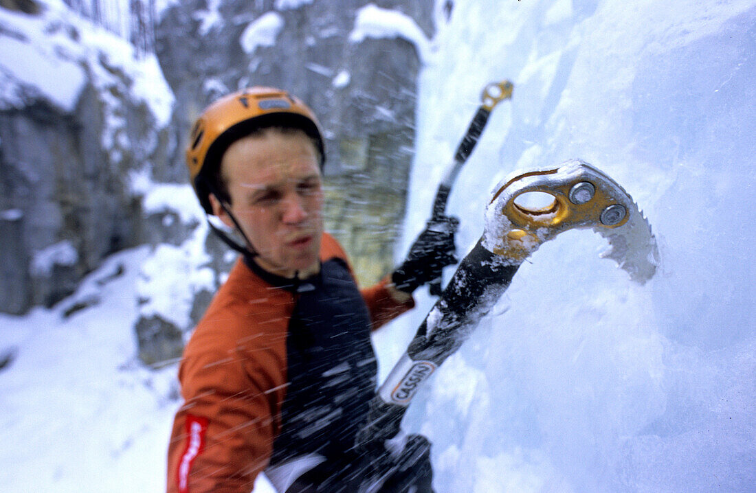Evgeny Krivsheitsev beim Klettern, M8, Mixed Climbing, Hafner Creek Area, Banff National Park, Alberta, Kanada