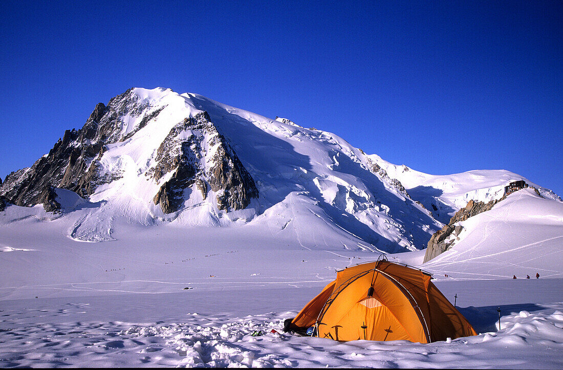 Zelt vor Mont Blanc du Tacul, Mont Blanc, Französische Alps, Frankreich