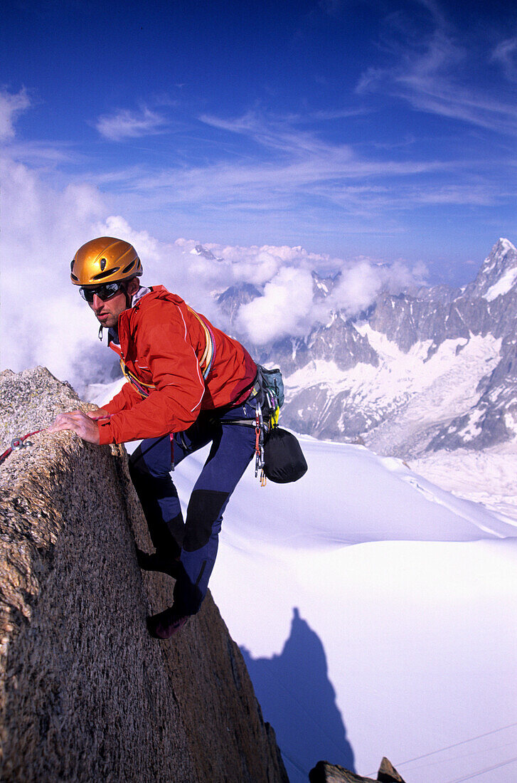 Mann beim klettern, Aiguille du Midi, Alpen, Frankreich