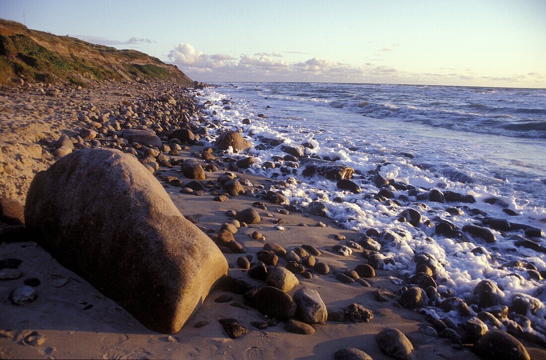 Steine an menschenleerem Strand, Hirtshals, Jütland, Dänemark, Europa