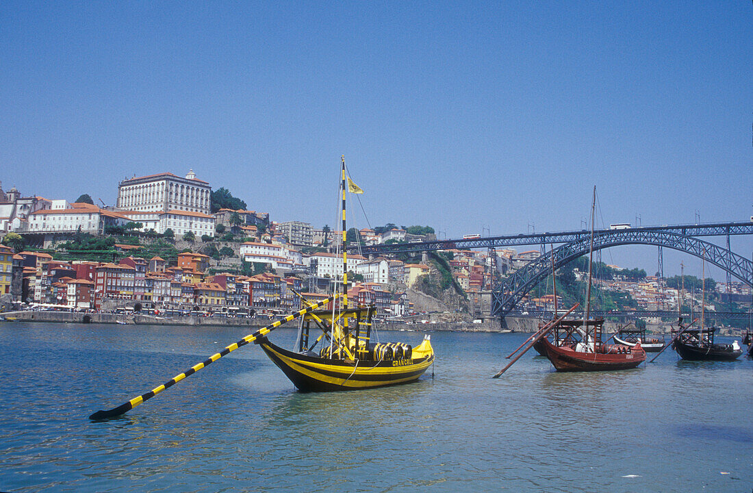 Barcos rabelos, Rio Douro, Vila Nova de Gaia, Porto Portugal