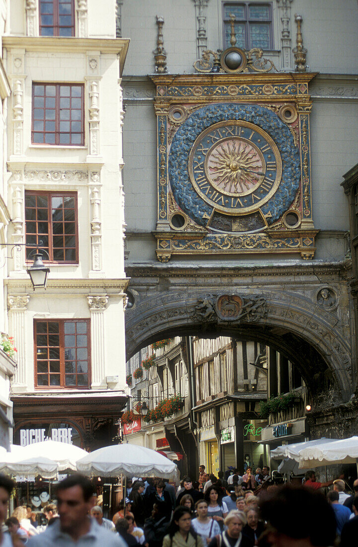 Menschen unter dem Uhrturm, Rue du Gros Horloge, Rouen, Normandie, Frankreich, Europa