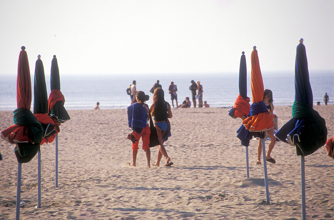 Menschen und Sonnenschirme am Strand, Deauville, Normandie, Frankreich, Europa