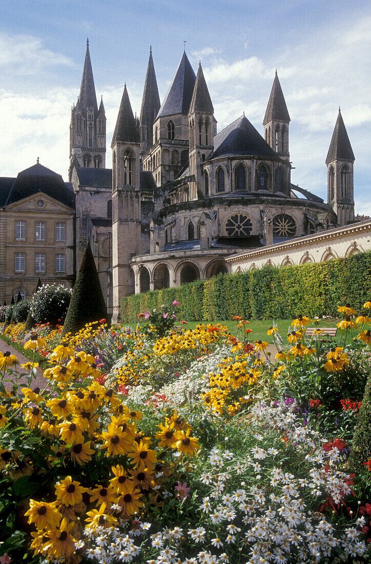 Blumen vor der Männerabtei St. Etienne, Caen, Normandie, Frankreich, Europa