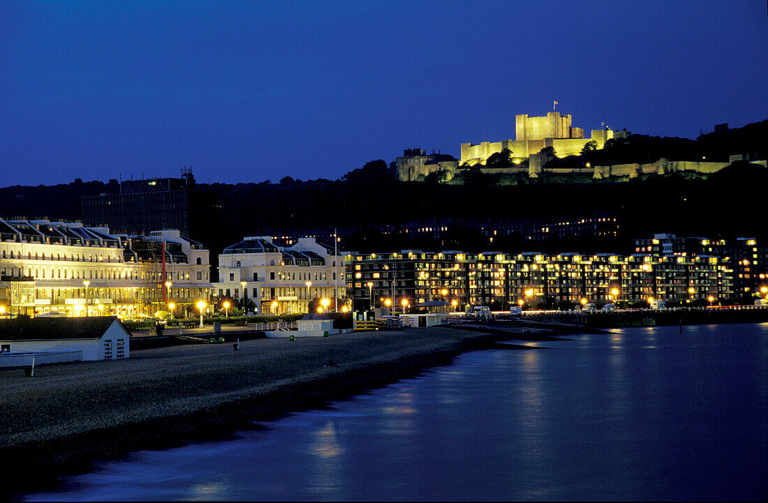 Die beleuchtete Burg über der Stadt bei Nacht, Dover, Kent, England