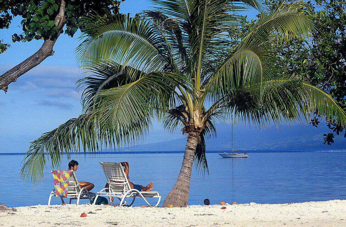 Sonnenbaden am Strand, Moorea Französisch-Polynesien