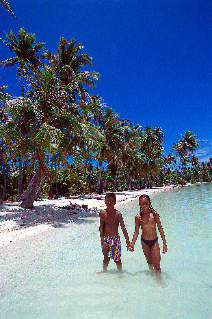 Junge und Mädchen am Strand, Bora Bora Lagune Französisch-Polynesien