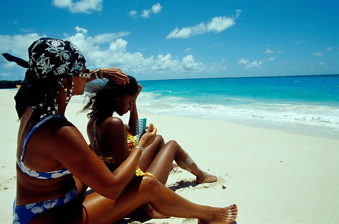 Zwei Frauen, Haare flechten, Sam Lord´s Beach-St.Philip Barbados, Karibik