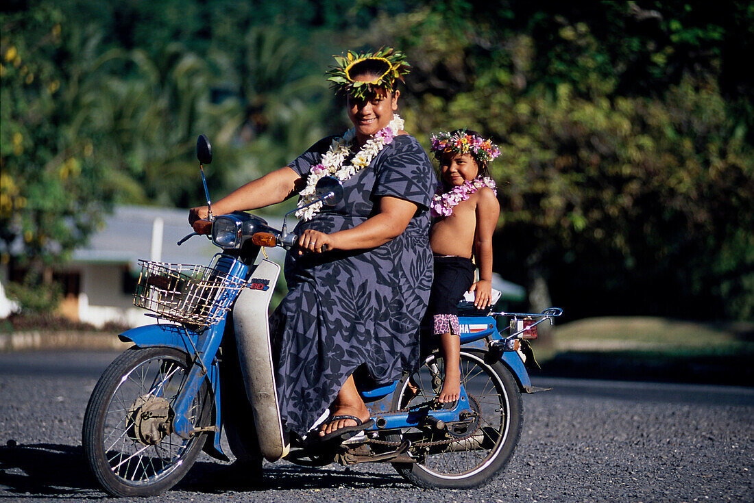 Frau und Kind auf Moped, Aitutaki Cook Inseln