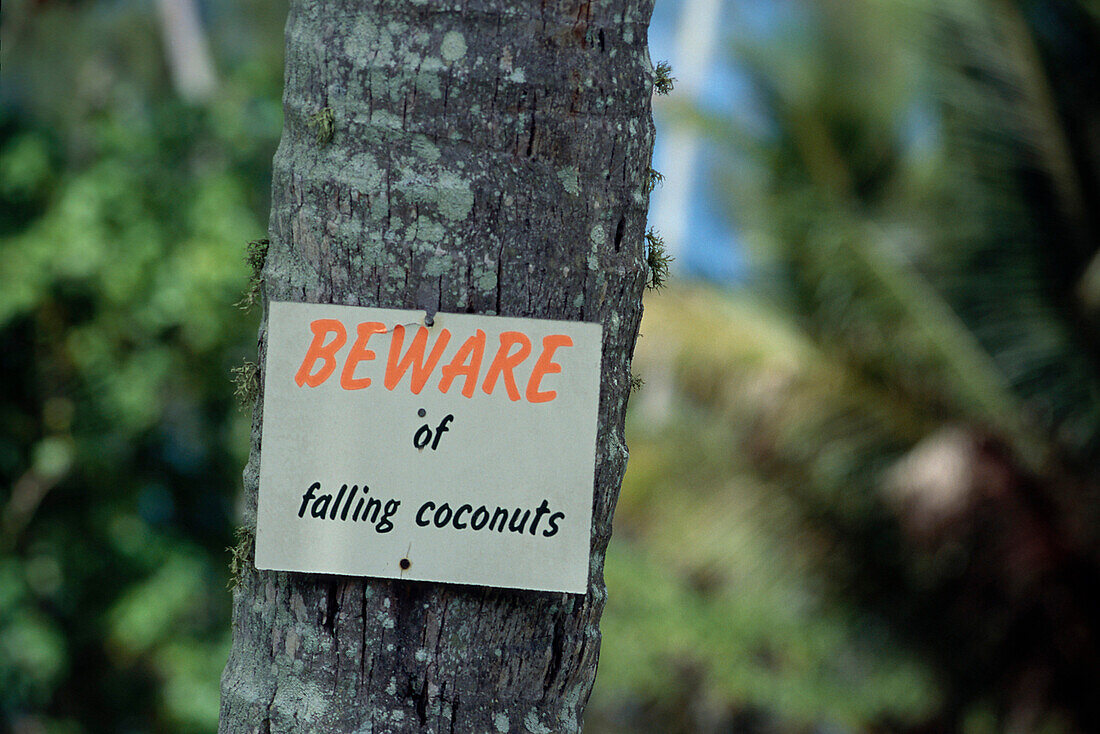 Warnschild 'Vorsicht Kokosnüsse', One Foot Island Cook-Inseln