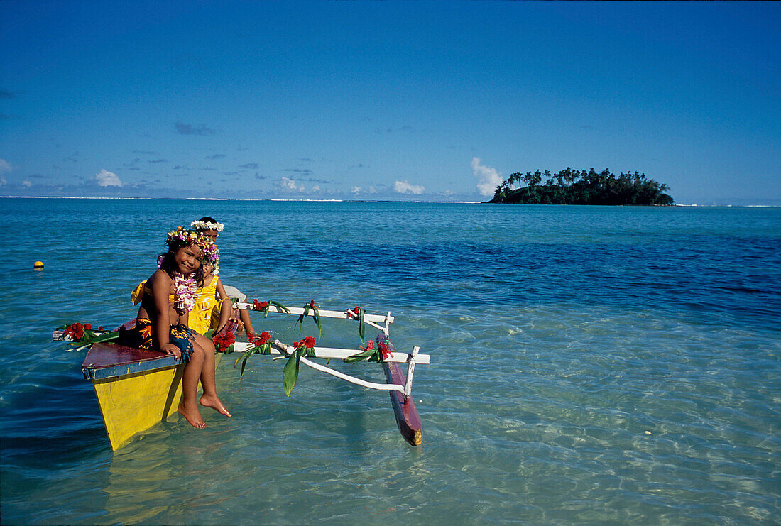 Kinder mit Blumenschmuck auf Kanu, Muri Beach, Rarotonga Cook-Inseln