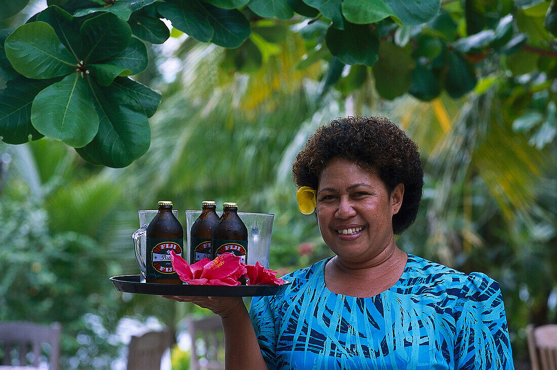 Bedienung mit Fiji Bitters, Tokoriki Island Resort Tokoriki Island, Mamanucas, Fiji