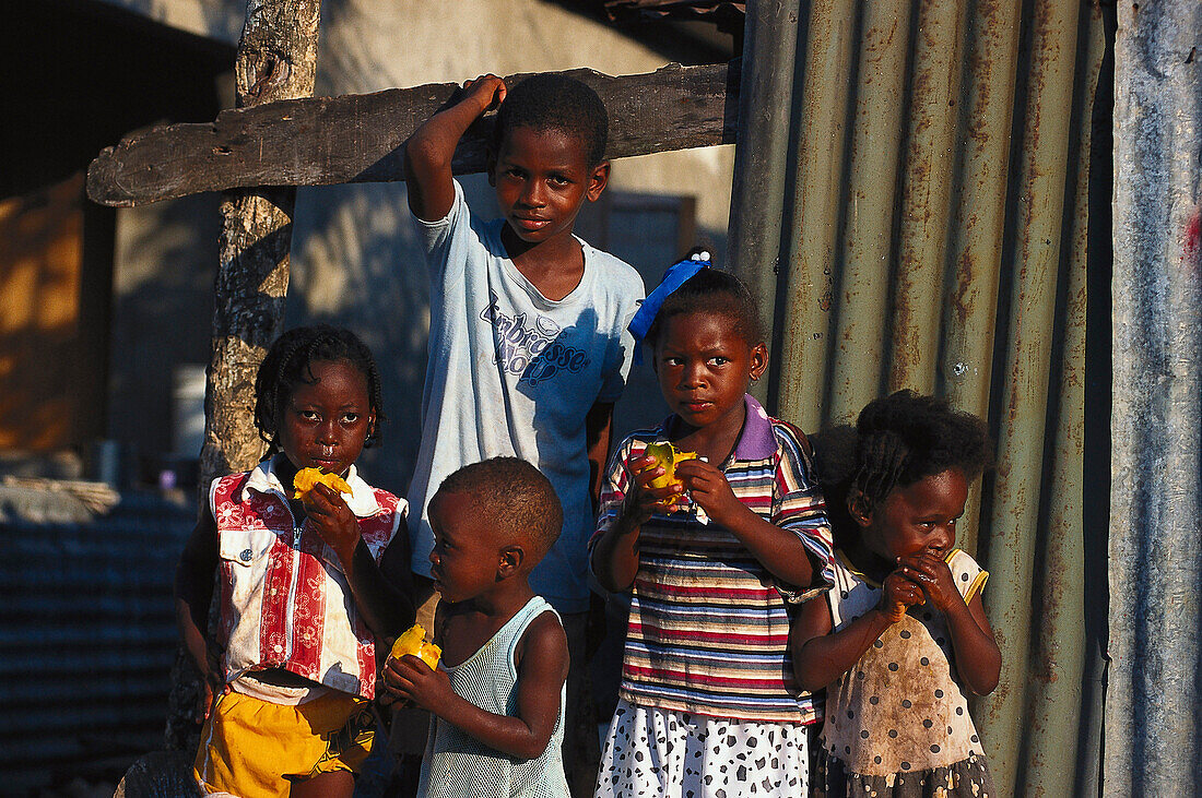 Kinder essen Mangos, Boston Bay Jamaika