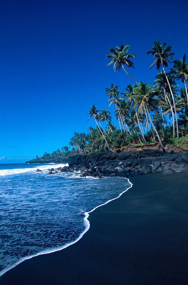 Nuu Black Sand Beach, bei Taga, Savai'i Samoa