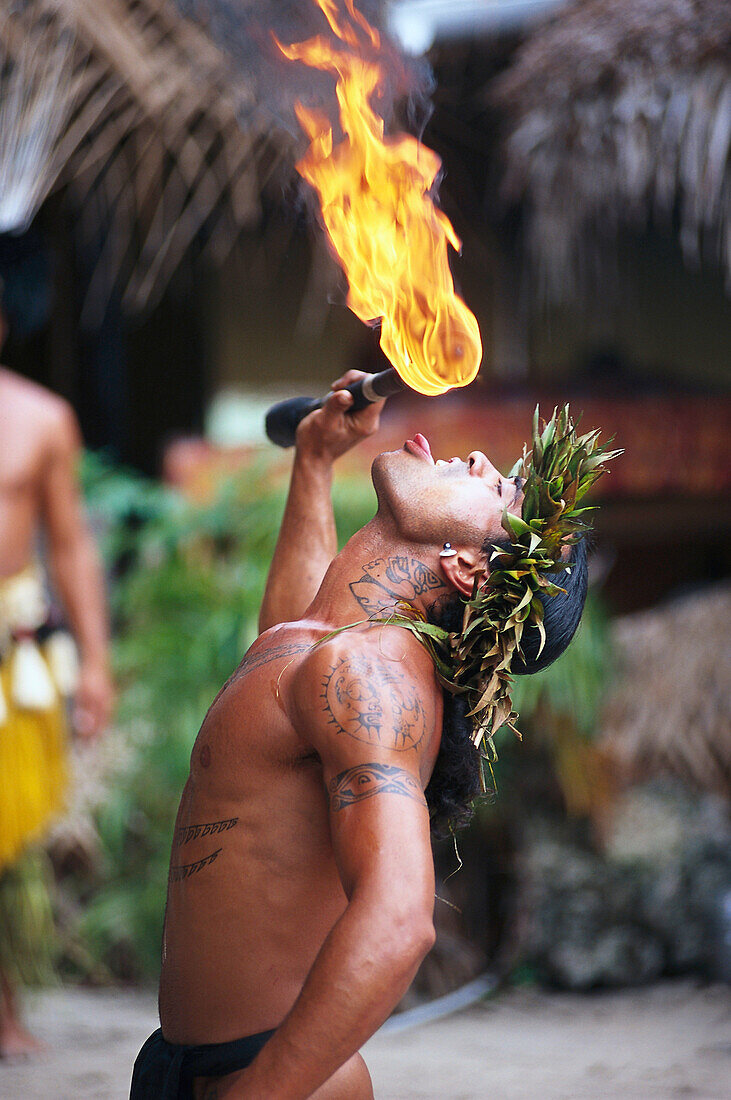 Feuerschlucker Taputo, Tiki Dorf, Moorea, Französisch Polynesien, Südsee