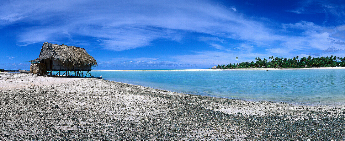 Traditionelle Hütte am Rand der Tarawa Lagune, Tarawa, Kiribati, Südpazifik