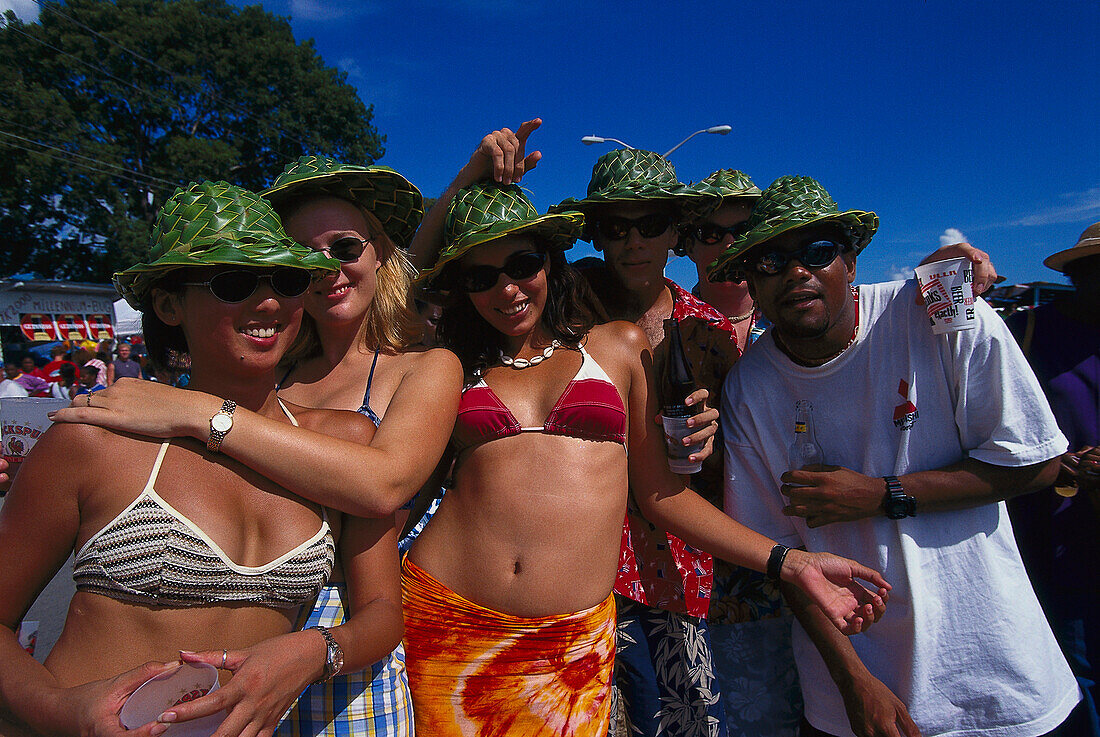 Junge Leute beim Feiern am Strand, Party Hats, Crop-Over Festival, Bridgestone, St. Michael, Barbados, Karibik