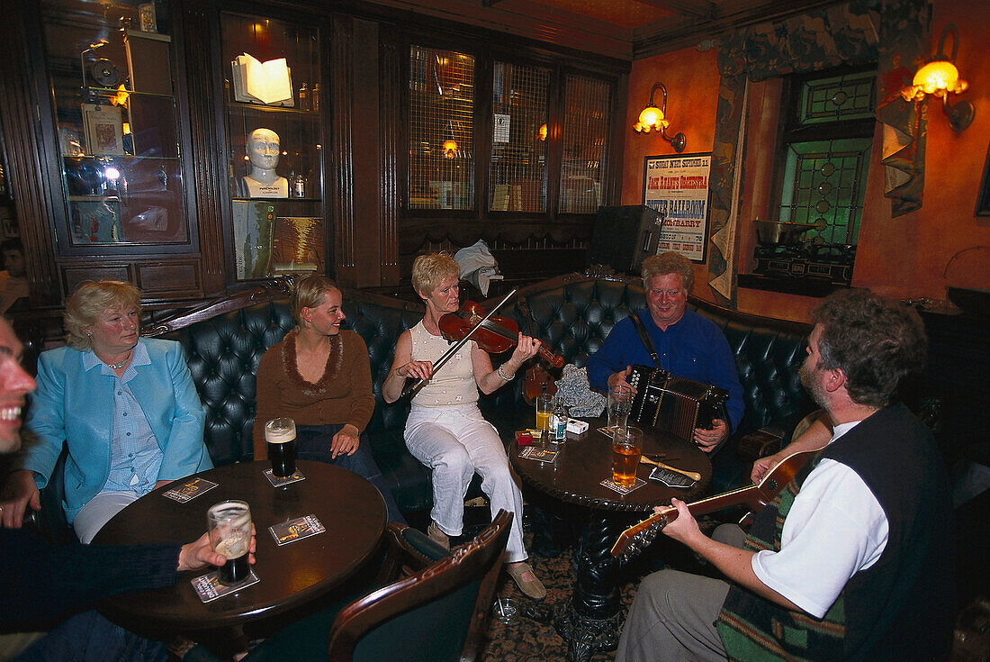 Irish Music at Keenans Pub, Tarmonbarry, Upper Shannon Ireland