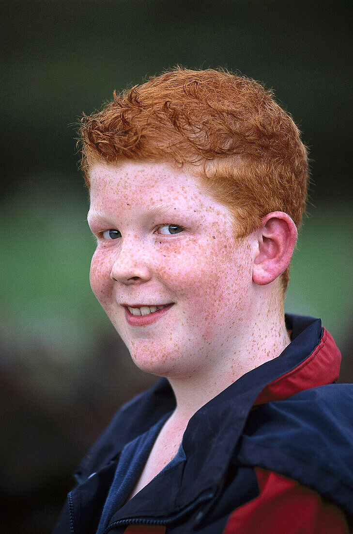 Junge grinst in Kamera, Murrisk, County Mayo, Ireland